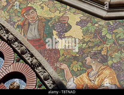 Fassade mit Mosaik, Winzer und ziemlich Valenzianisch, Detail, das historische Markthalle Mercat de Colon, moderne Valencia, Valencia, Spanien Stockfoto