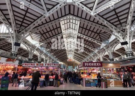 Markthalle mit Menschen einkaufen, Mercat Central, moderne Valencia, Valencia Stockfoto