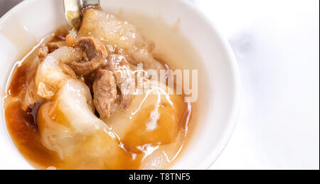 Bawan (Ba Wan), Taiwanese meatball Delikatesse, leckeres Essen, gebratene Stärke gewickelt, runde Knödel mit Schweinebraten, Nahaufnahme, kopieren Raum Stockfoto