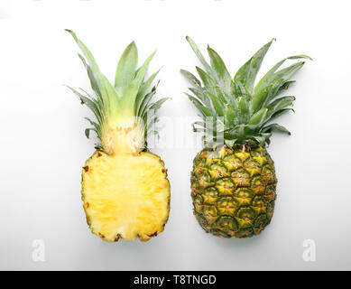 Hälften der Reife saftige Ananas auf weißem Hintergrund Stockfoto