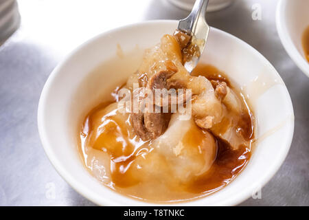 Bawan (Ba Wan), Taiwanese meatball Delikatesse, leckeres Essen, gebratene Stärke gewickelt, runde Knödel mit Schweinebraten, Nahaufnahme, kopieren Raum Stockfoto