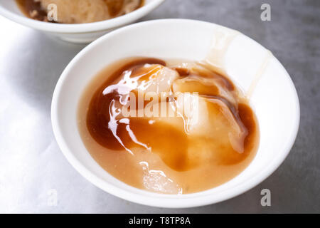 Bawan (Ba Wan), Taiwanese meatball Delikatesse, leckeres Essen, gebratene Stärke gewickelt, runde Knödel mit Schweinebraten, Nahaufnahme, kopieren Raum Stockfoto