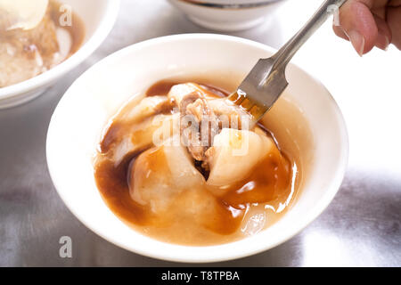 Bawan (Ba Wan), Taiwanese meatball Delikatesse, leckeres Essen, gebratene Stärke gewickelt, runde Knödel mit Schweinebraten, Nahaufnahme, kopieren Raum Stockfoto