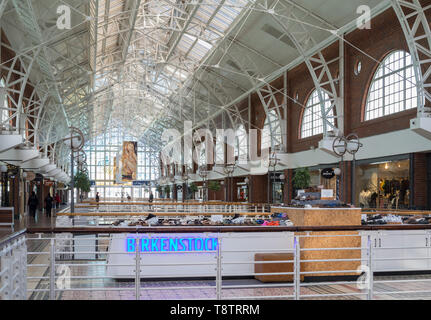 Victoria Wharf Einkaufszentrum oder Mall innen an der V&A Waterfront in Kapstadt, Südafrika mit Menschen zu Fuß rund um die Geschäfte Stockfoto