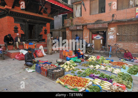 Verkäufer, die in den Innenhof der Hindu Tempel in der Nähe des Durbar Square, Kathmandu, Nepal produzieren Stockfoto