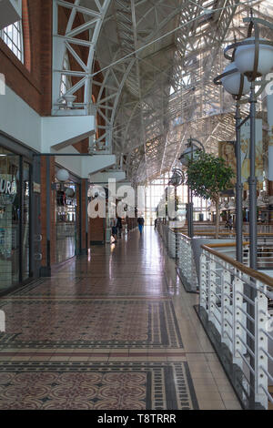 Victoria Wharf an der V&A Waterfront Einkaufszentrum oder Mall Interior und Passage mit Menschen in Kapstadt, Südafrika Stockfoto