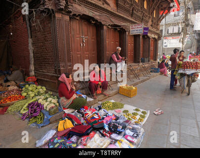 Händler, die Kleidung und produzieren in Street Market in der Nähe des Durbar Square, Kathmandu, Nepal Stockfoto