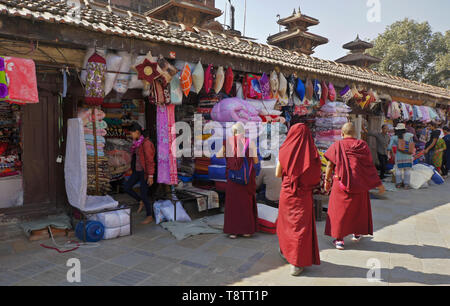 Buddhistische Mönche in roten Roben Shopping auf dem Markt in der Nähe des Durbar Square, Kathmandu, Nepal Stockfoto