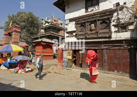 Hindu Tempel und alte Gebäude mit geschnitzten Bildschirm ein Fenster in der Nähe des Durbar Square, Kathmandu, Nepal Stockfoto