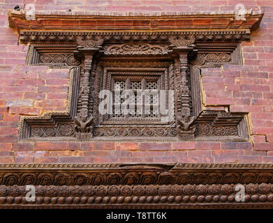 Fenster mit geschnitztem Holz Bildschirm in Mauer von Royal Palace, Sundari Chowk Flügel, Patan Durbar Square, Kathmandu Tal, Nepal Stockfoto