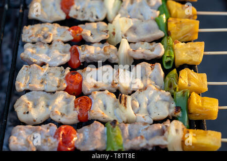 Spieße mit Stücke von gegrilltem Grill, grüne Paprika, rote Tomaten und Fleisch zu verkaufen in Street Market, Thailand, Nahaufnahme Stockfoto