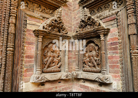 Geschnitzten Figuren in Nischen an den königlichen Palast, Sundari Chowk Flügel, Patan Durbar Square, Kathmandu Tal, Nepal Stockfoto