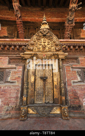 Vergoldete Tür im Royal Palace, Sundari Chowk Flügel, Patan Durbar Square, Kathmandu Tal, Nepal Stockfoto