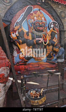 Das Heiligtum von Kala Bhairab Bhairab (Schwarz) in Durbar Square, Kathmandu, Nepal Stockfoto