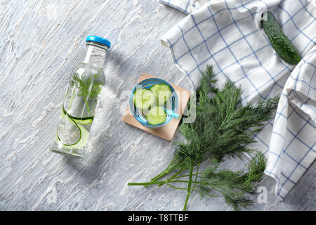 Glaswaren zur frische Gurke Wasser auf Licht Tabelle Stockfoto