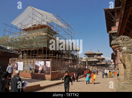 Royal Palace (rechts) und der Wiederherstellung von Hari Shankar Mandir und Bishwanath Mandir, sowohl bei dem Erdbeben 2015 stark beschädigt, Durbar Square, Patan, Stockfoto