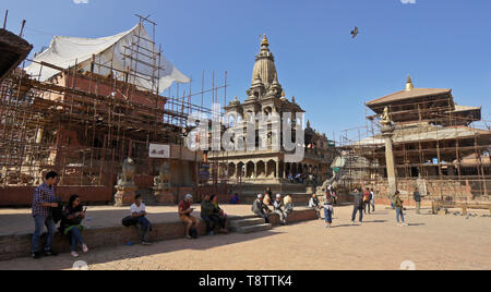 Krishna Mandir (Mitte) und der Wiederherstellung von Hari Shankar Mandir und Bishwanath Mandir, schlecht im Erdbeben von 2015 beschädigt, Durbar Square, Patan, Kath Stockfoto