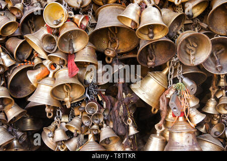 Eine Sammlung von Messing Glocken außerhalb Ulmant Bhairav hinduistischer Tempel, Patan, Tal von Kathmandu, Nepal Stockfoto