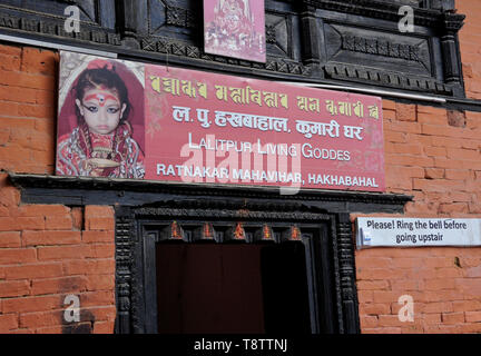 Zweisprachiges Schild (Nepalesisch und Englisch) über dem Eingang zum Wohnsitz der Göttin Kumari (Wohnzimmer) in Patan, Tal von Kathmandu, Nepal Stockfoto