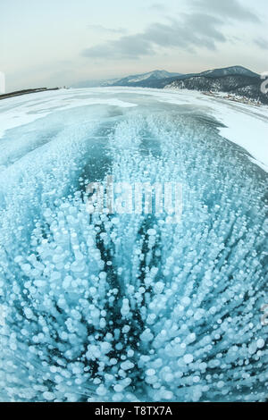 Blasen von Methangas in klare Eis gefrorenen Baikalsee, Russland Stockfoto