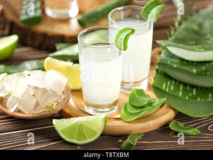 Gläser der Aloe vera Saft auf Holzbrett Stockfoto