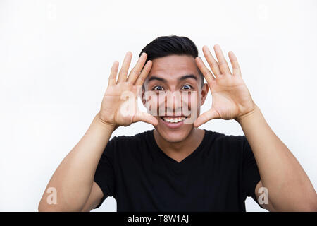 Latin Hispanic Mann mit überraschten Gesicht schockiert und Rahmen mit Händen über isolierte Hintergrund. Stockfoto