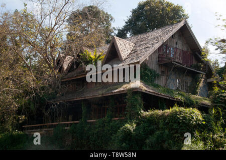 Kok River Thailand, verfallenes Haus überwuchert von Wald aufgearbeitet oder Stockfoto