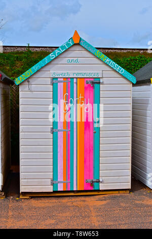 Eine hübsche und bunte Hütte mit Blick auf das Meer an der Promenade von Goodrington Sands in der Nähe von Paignton, an der Englischen Riviera. Stockfoto