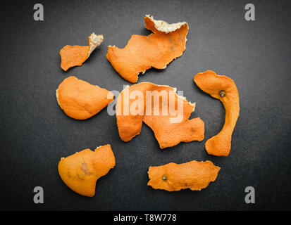 Getrocknete mandarin Peel auf dunklem Hintergrund. Stockfoto