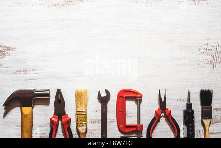 Ein Noch-leben der praktische Tools auf einem urigen weiß Holz Hintergrund. Ansicht von oben mit der Kopie. Home DIY Hintergrund Konzept. Stockfoto