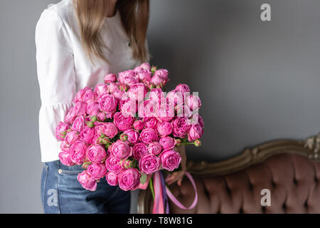 Bush Rosen, Rosa Pfingstrose in womans Hand. Wunderschöne Pfingstrose für Katalog oder online store. Schönen Blumenstrauß. Blumen Shop Konzept. Frische Schnittblumen Stockfoto