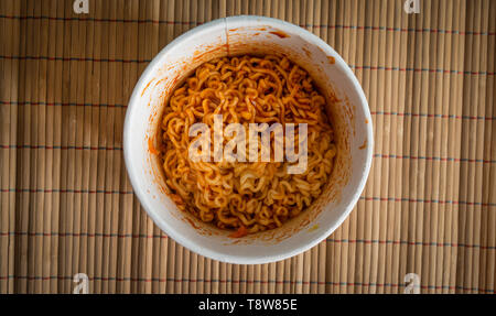 Schüssel mit chinesischen Ramen Nudeln mit Ketchup. Ansicht von oben. Stockfoto