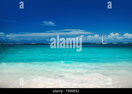 Wunderschöne karibische Meer und Schiff, Panoramablick vom Strand Stockfoto