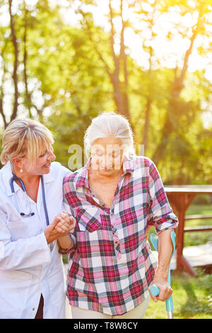 Senior erhält laufende Ausbildung in Physiotherapie im Pflegeheim im Sommer Stockfoto