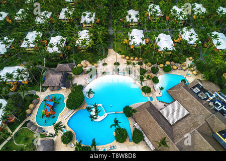Luftaufnahme von tropischen Pool und Palmen in luxury Caribbean Resort. Stockfoto