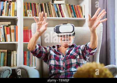 Gerne ältere Frau ist ein Video ansehen Mit der Virtuellen Realität Gläser Stockfoto