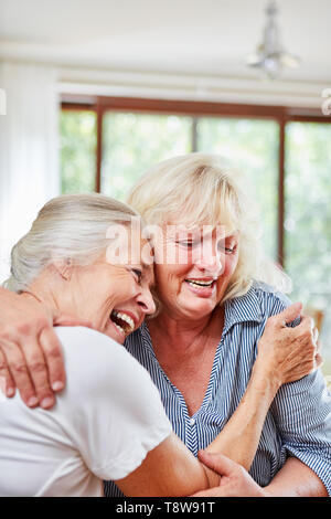 Zwei ältere Frauen halten einander glücklich in den Armen Stockfoto