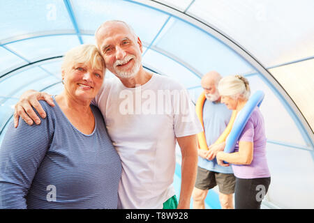 Gerne älteres Paar bildet Aqua Fitness im Schwimmbad an der REHA-Klinik Stockfoto