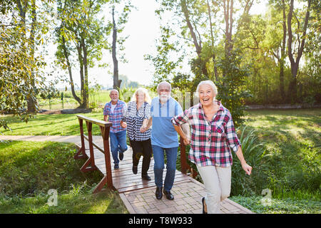 Senioren laufen glücklich auf einem Wanderweg im Sommer Urlaub Stockfoto