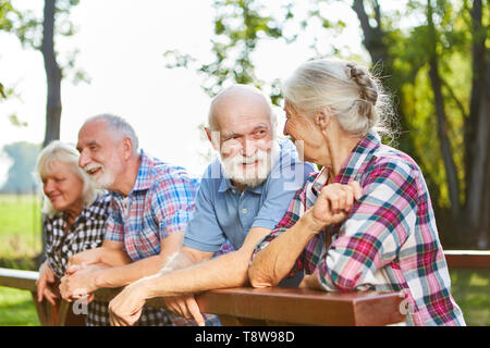 Aktive Senioren sprechen als Freunde auf einen Sommer Outing Stockfoto