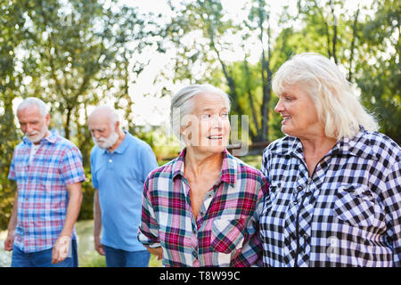 Zwei ältere Frauen sprechen, beim Wandern mit Freunden in der Natur Stockfoto