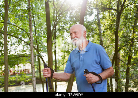 Vital senior Züge Ausdauer in der Natur im Park mit Nordic Walking Stockfoto