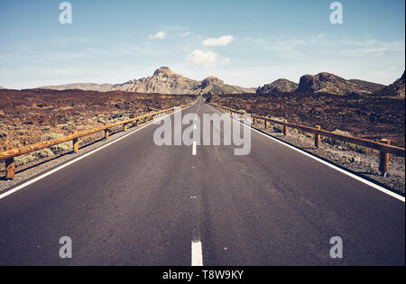 Vintage getönten malerische Straße mit der vulkanischen Landschaft im Nationalpark Teide, Teneriffa, Spanien. Stockfoto