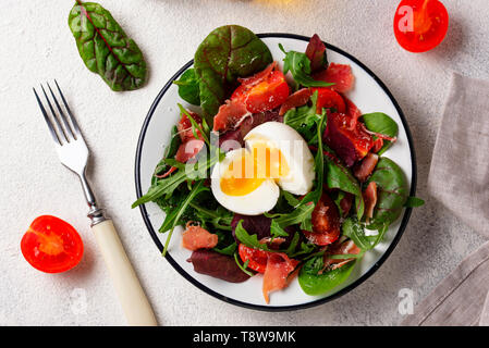 Gesunder Salat mit Schinken, Tomate und Ei Stockfoto
