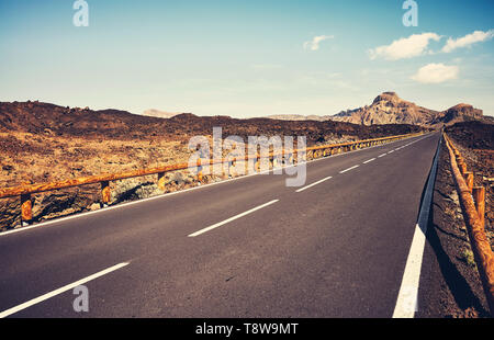 Vintage getönten malerische Straße mit der vulkanischen Landschaft im Nationalpark Teide, Teneriffa, Spanien. Stockfoto