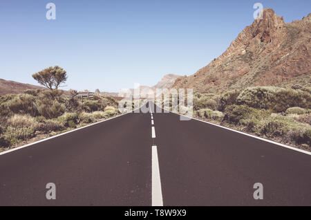 Vintage getönten malerische Straße in den Nationalpark Teide, Teneriffa, Spanien. Stockfoto