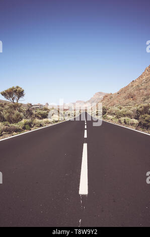 Vintage getönten malerische Straße in den Nationalpark Teide, Teneriffa, Spanien. Stockfoto