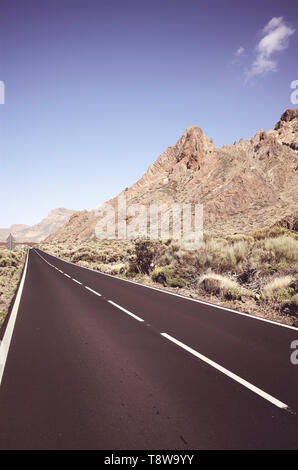 Vintage getönten malerische Straße in den Nationalpark Teide, Teneriffa, Spanien. Stockfoto