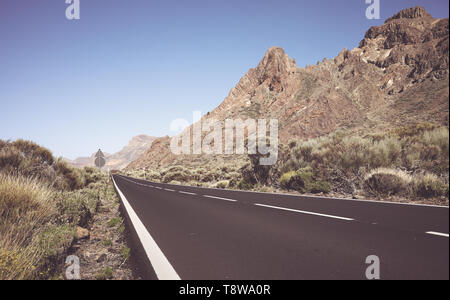 Vintage getönten malerische Straße in den Nationalpark Teide, Teneriffa, Spanien. Stockfoto