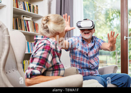 Senior Paar spielt mit VR-Brille als ein Konzept für den Cyberspace und Zukunft Stockfoto